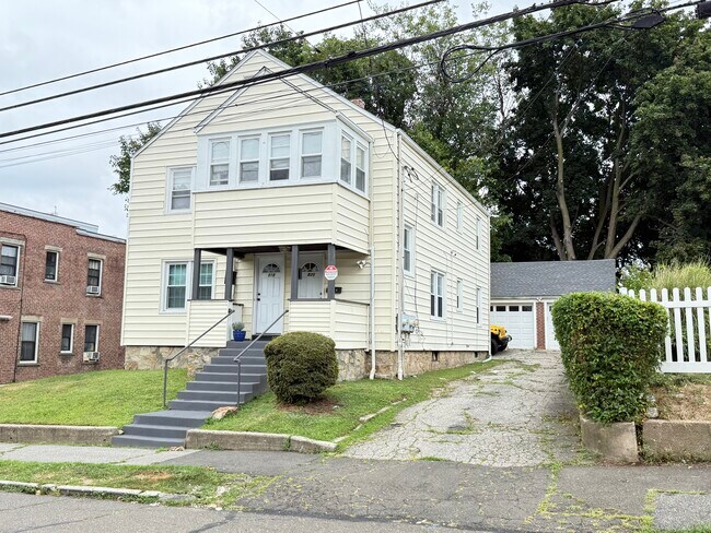 Building Photo - 820 Brewster St