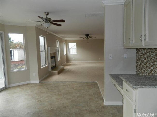 Building Photo - Huge 3 Bedroom 2.5 Bath Corner Lot Home fo...