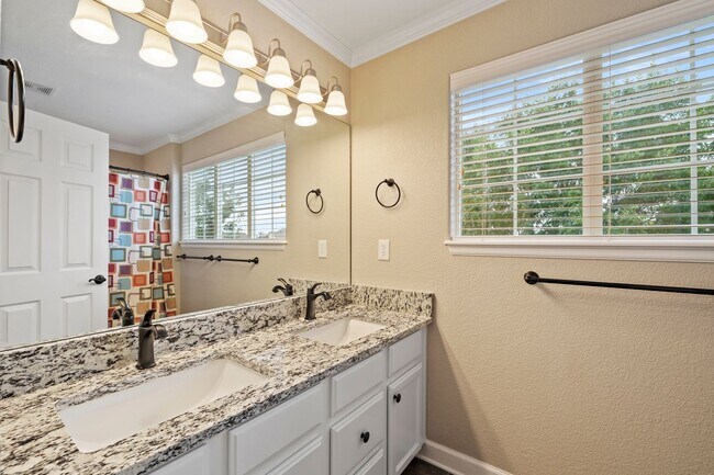 Building Photo - 5 Bed 3.5 Bath Home in Maple Hills Available Now!!