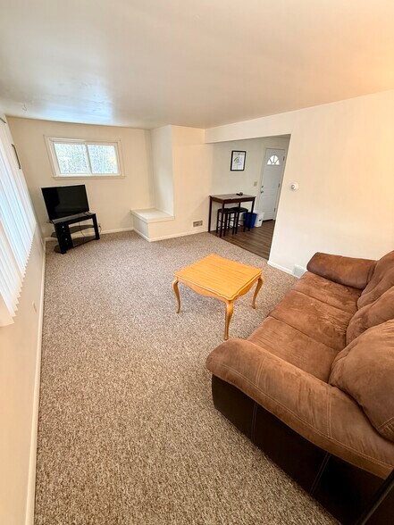 Building Photo - 310 Poplar St