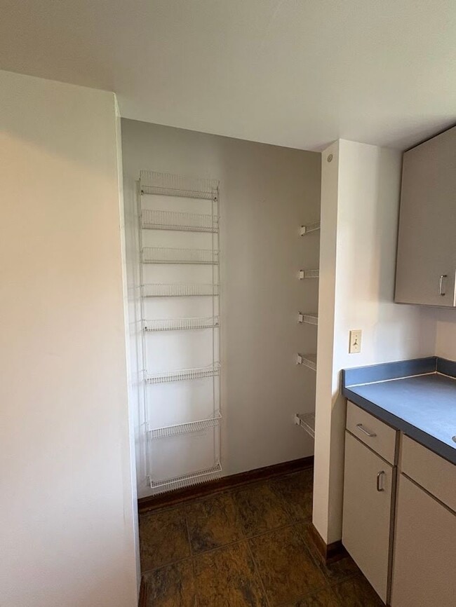 Building Photo - Three bedroom one bathroom home for rent