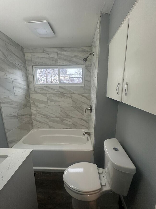 Building Photo - 254 Bowmanville St