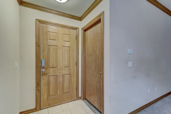 Building Photo - Duplex in Yukon, Available Now!