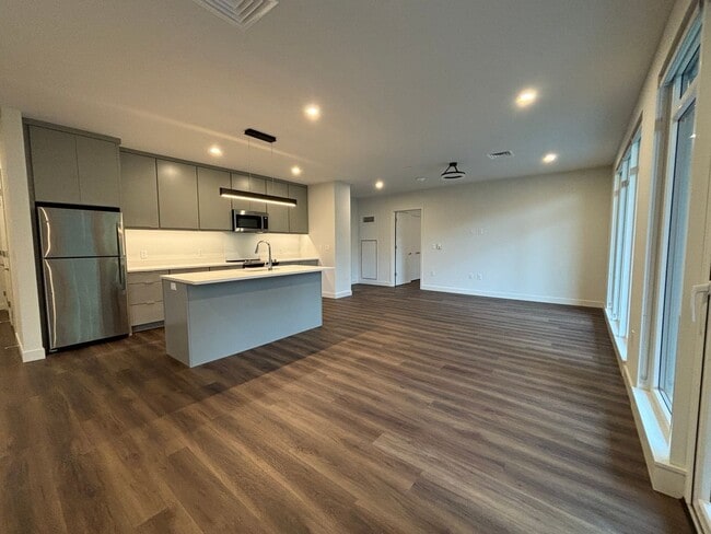Building Photo - Southwest Corner Stunner at One25 – Lake V...