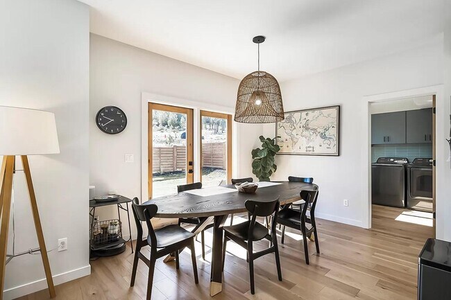 Building Photo - 61188 Bachelor View Rd