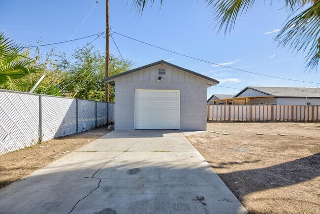 Building Photo - Spacious 4 bedroom, 2 bathroom home located in North Las Vegas