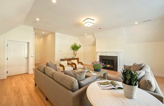 Building Photo - 23 Clubview Dr