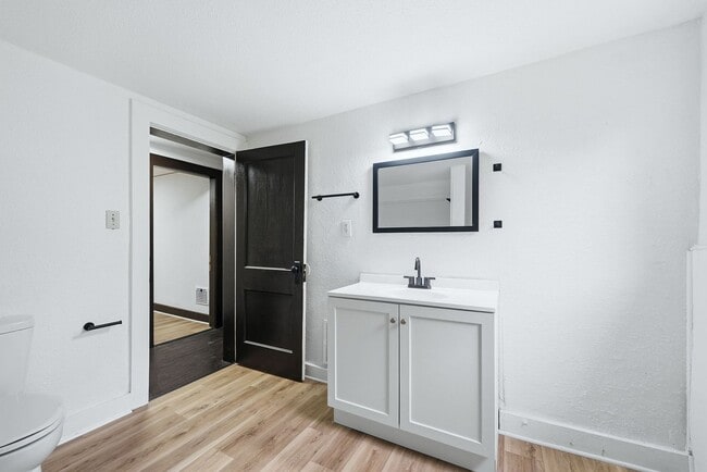 Building Photo - Freshly Updated 3BR Home
