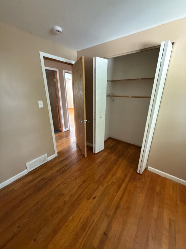 Building Photo - 4 Bedroom home in Clinton Township