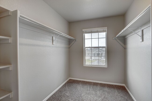 Building Photo - 3 bedroom, 2 1/2 bath, 3 car garage in Fir...