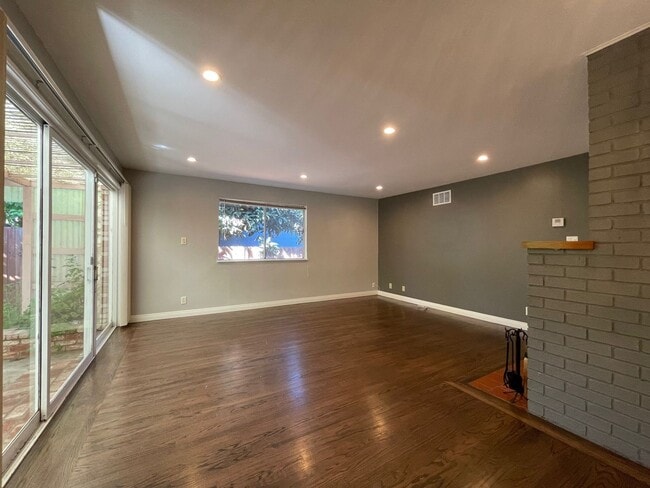 Building Photo - Nice and clean three bedrooms and two bath...