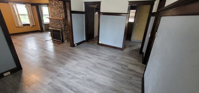 Building Photo - Duluth MN - 6 Bed - 2 Bath - Single Family...