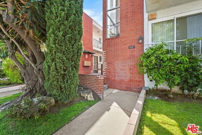 Building Photo - 1031 N Laurel Ave