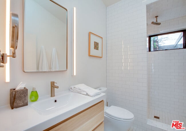 Building Photo - 927 1/2 Victoria Ave