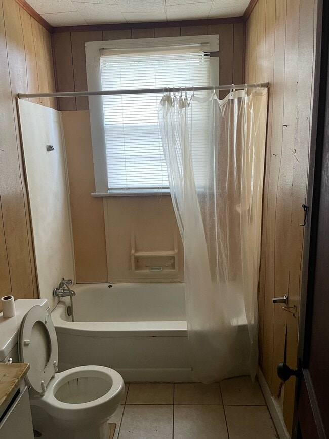 Building Photo - 2348 Iroquois St