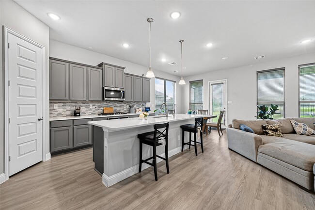 Building Photo - 6506 Tiburon Lakes Dr