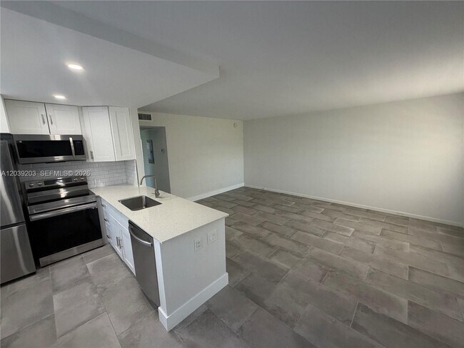 Building Photo - 136 Brighton D