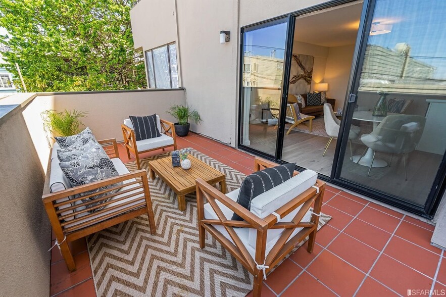 Lower suite common area patio - 2920 Buchanan St