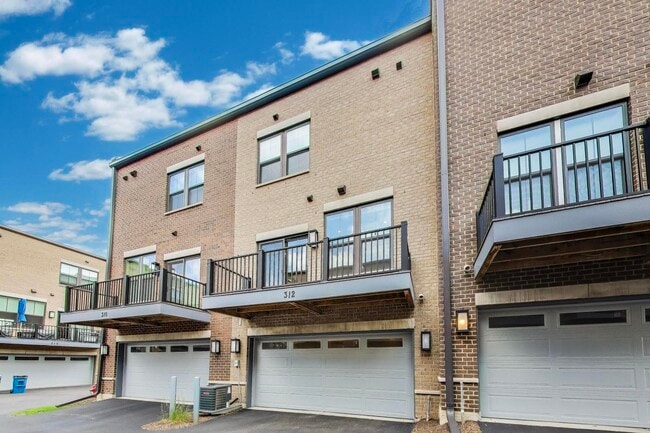 Building Photo - 312 S Elm St