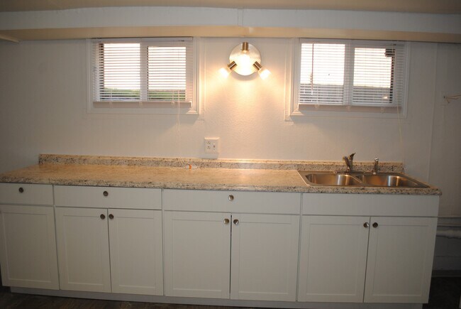 Building Photo - 541 S Walker Ave