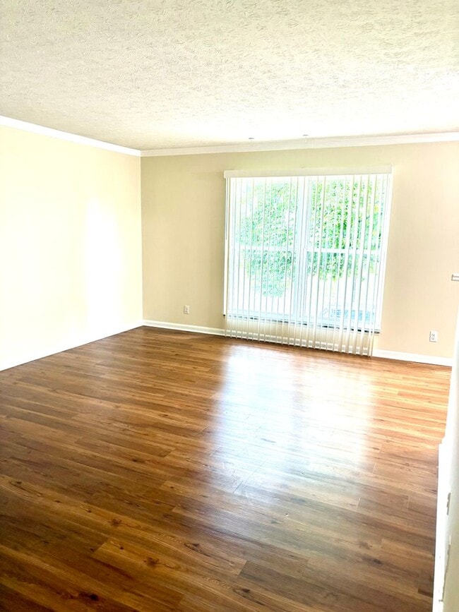 Building Photo - 2 bedroom 1 bath unit for rent in the High...