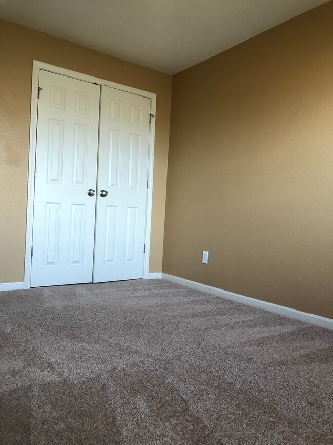 Building Photo - SPACIOUS SINGLE FAMILY IN GREAT LOCATION