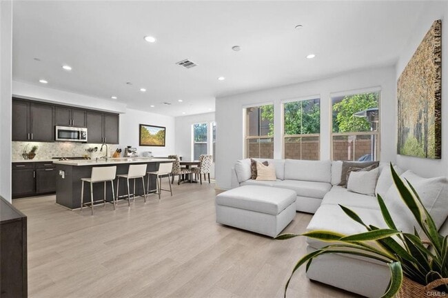 Building Photo - 29 Prominence