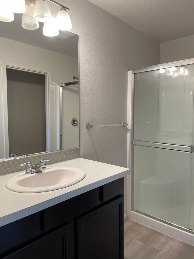 Building Photo - Spacious Vancouver Home in Cul-De-Sac With A Loft & Premium Deck!