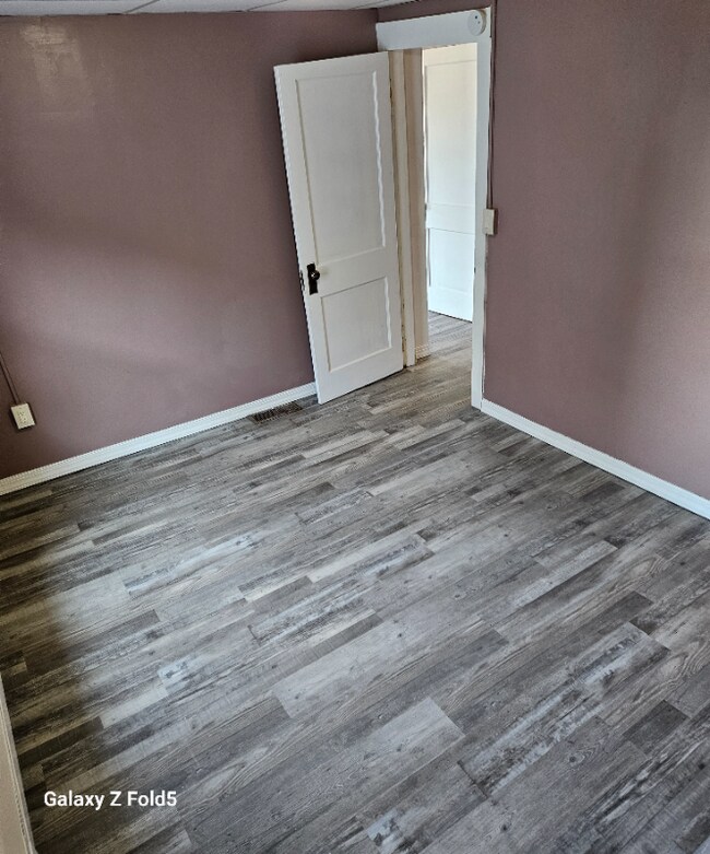 Building Photo - 833 N Valley Ave