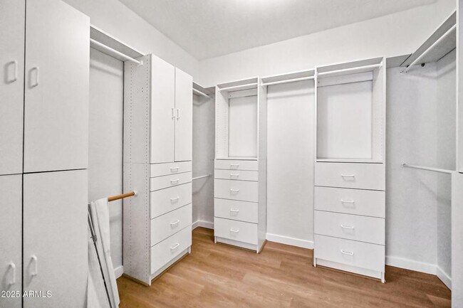 Building Photo - 865 S Oak St