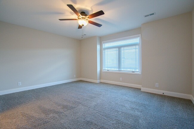 Building Photo - Pet Friendly Two Bedroom!