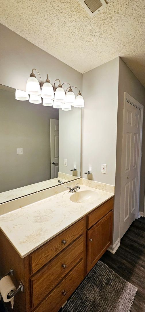 Building Photo - Spacious 2-Bed, 2-Bath Home with Modern Co...