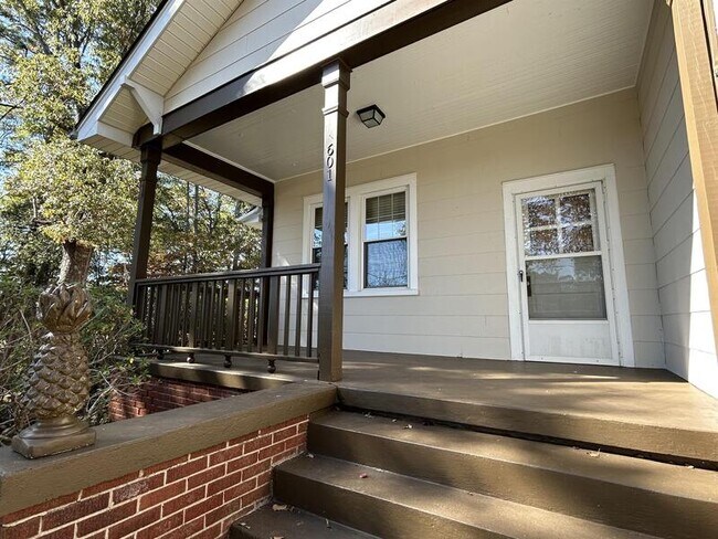 Building Photo - 601 Williams St