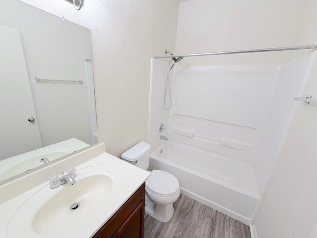 Building Photo - Beautiful 3 bed 2 bath in SW Albuquerque! Spacious layout. New Flooring! 2 Car Garage. Near 98th ...