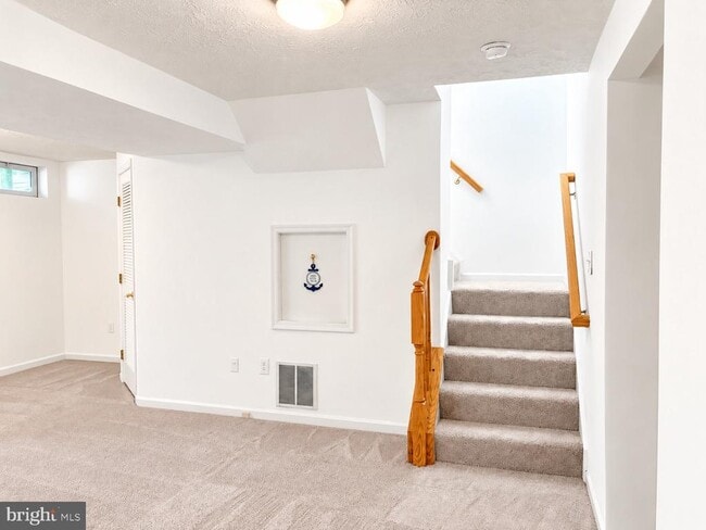 Building Photo - 8720 Thornbrook Dr