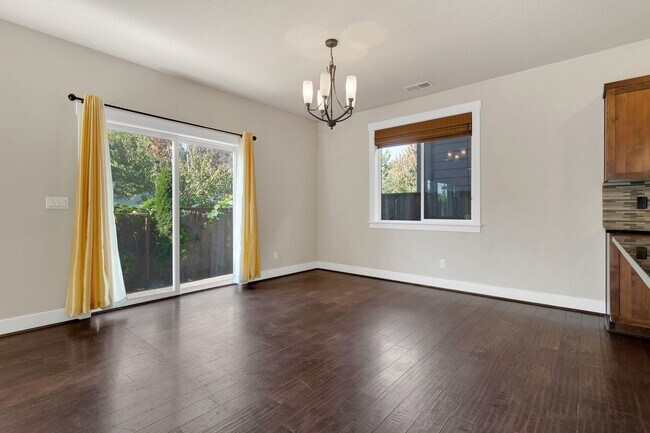 Building Photo - Spacious 4BR/3BA in Beaverton