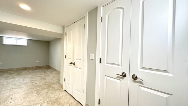 Building Photo - 4833 N Ozark Ave