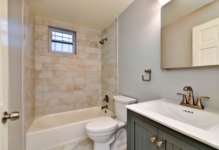 Bathroom - 1921 9 1/2 St NW