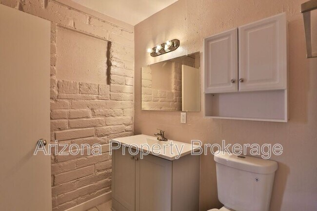 Building Photo - 2237 W Cortez Ave