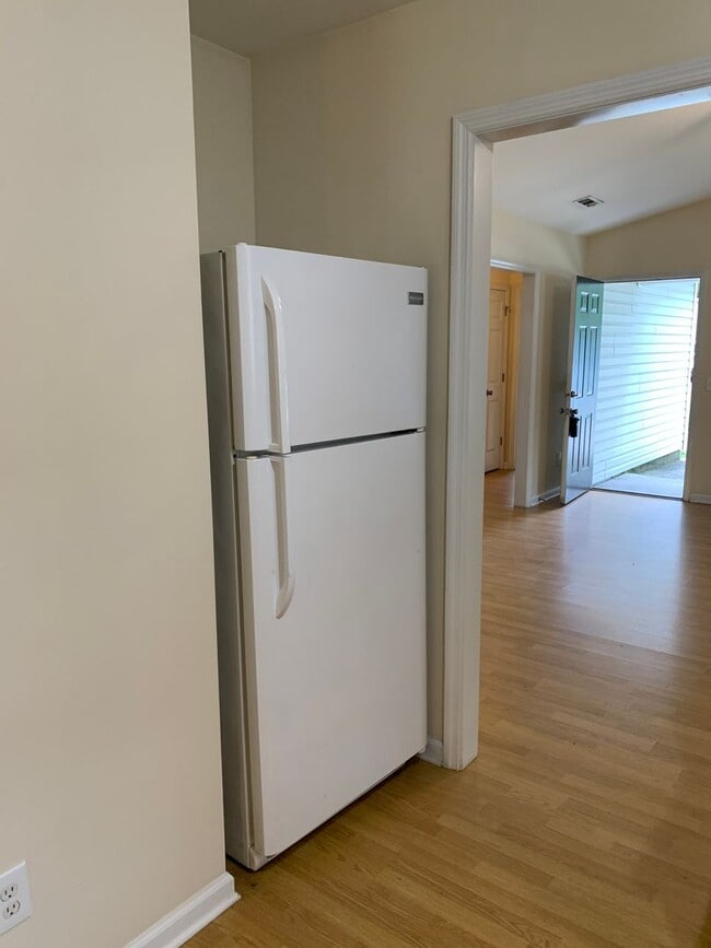 Building Photo - $500 OFF 1ST MONTHS RENT! Lawncare include...