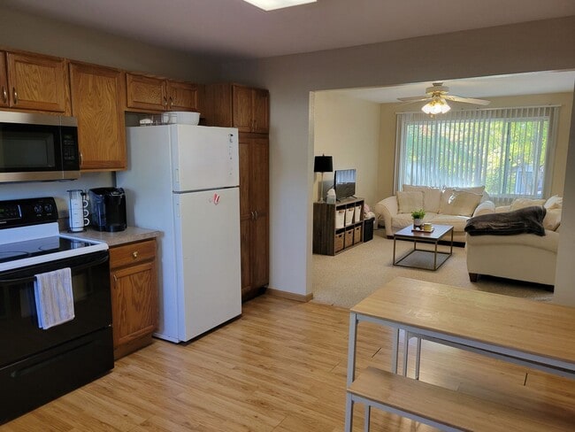 Building Photo - 5 Bedroom Duplex Unit