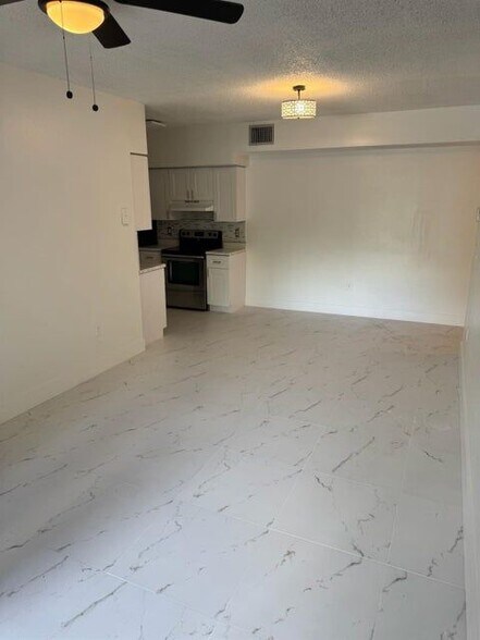 Building Photo - 3221 Sabal Palm Manor