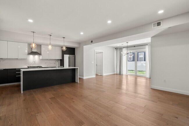 Building Photo - 54 Pleasant St