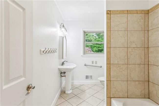Building Photo - 3292 Ferncliff Pl NE