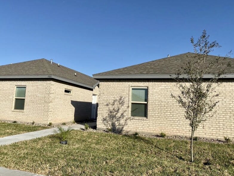 Building Photo - 1914 Bahamas Dr