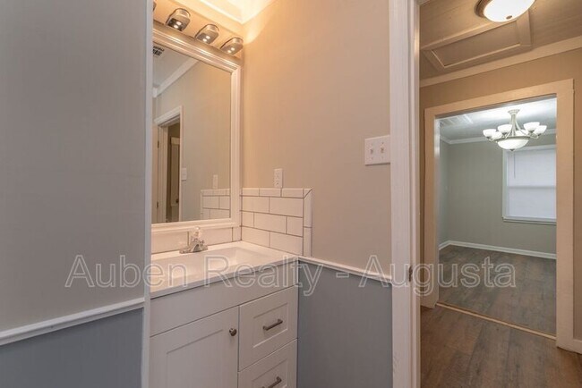 Building Photo - 1973 Battle Row