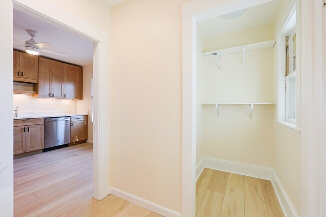 Building Photo - Stunning, Renovated, Spacious 2 Bed / 1 Bath in North Quincy