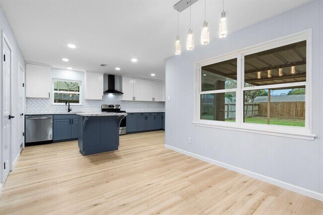 Building Photo - 3306 Crestdale Dr