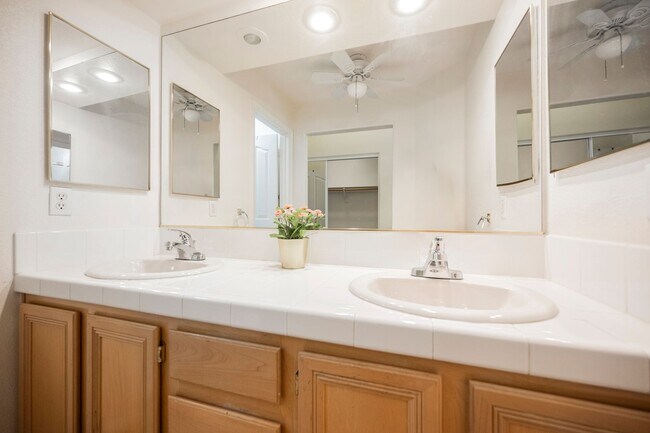 Building Photo - Summerlin - Single Story Townhome -