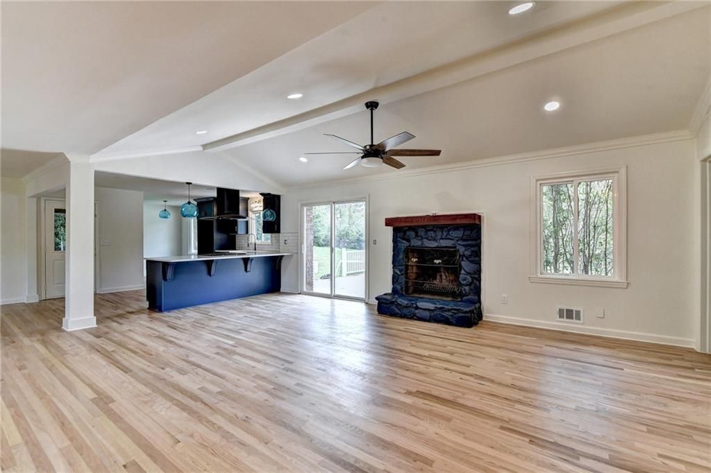 Building Photo - 6085 Glenridge Dr